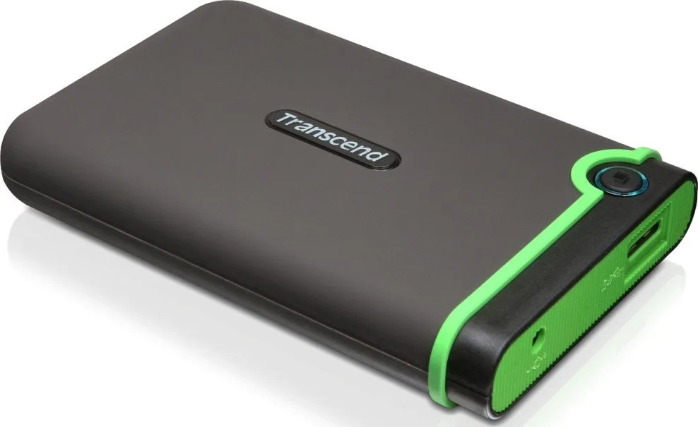 Зовнішній диск Transcend StoreJet 25M3 під кутом із роз’ємом USB та зеленою каймою