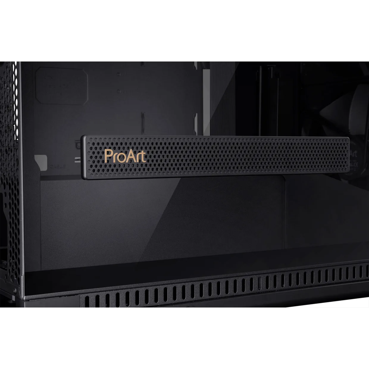 Декоративная планка с золотистой надписью ProArt внутри корпуса Asus ProArt PA602