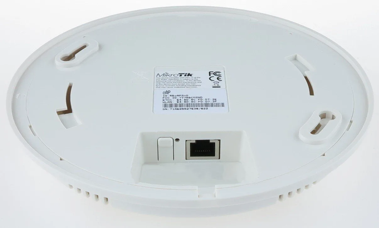 Обратная сторона точки доступа Mikrotik cAP 2nd с разъемом Ethernet и креплениями