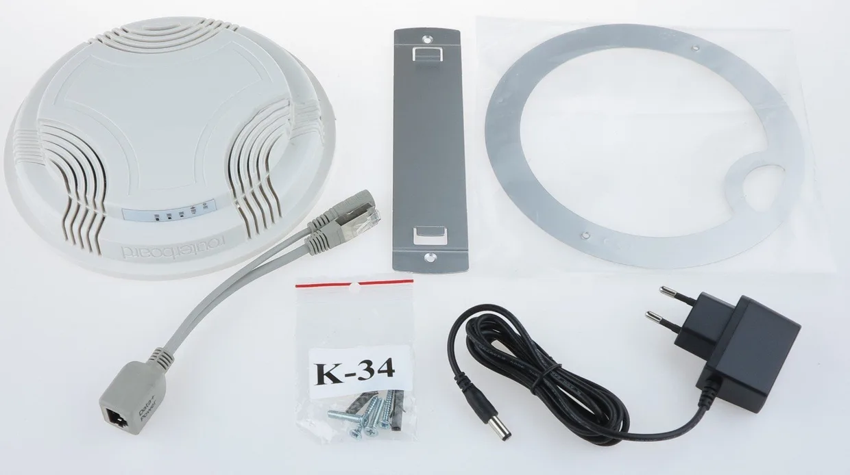Комплектация точки доступа Mikrotik cAP 2nd с блоком питания, адаптером PoE и креплениями