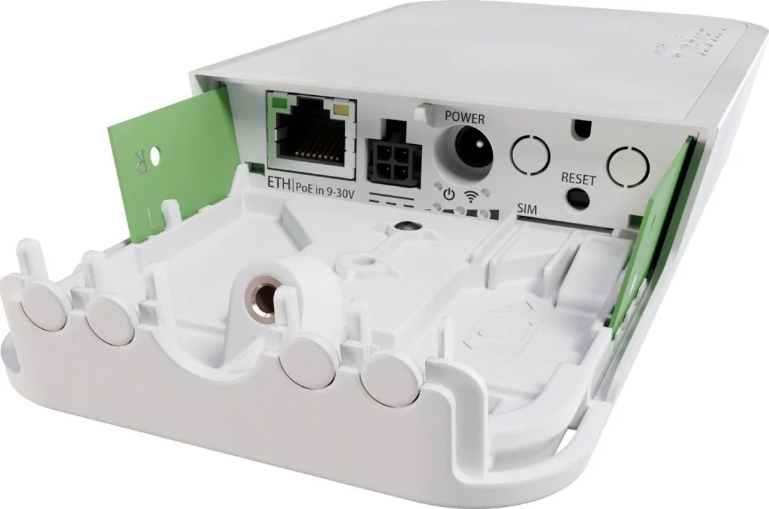 Открытая нижняя панель точки доступа MikroTik wAP LTE kit 2024 с портами и разъемами