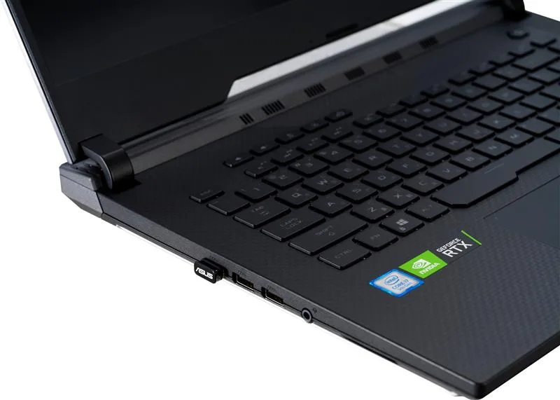 Беспроводной WiFi-адаптер Asus USB-N10 NANO, вставленный в USB-порт ноутбука