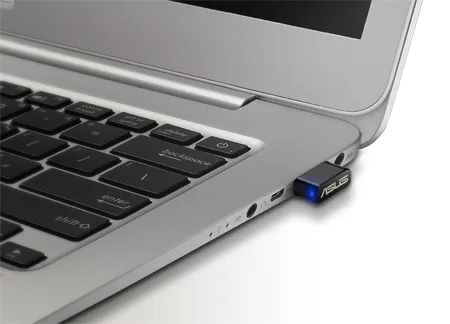 Беспроводной WiFi-адаптер Asus USB-AC53 Nano с синим светодиодом в USB-разъеме ноутбука