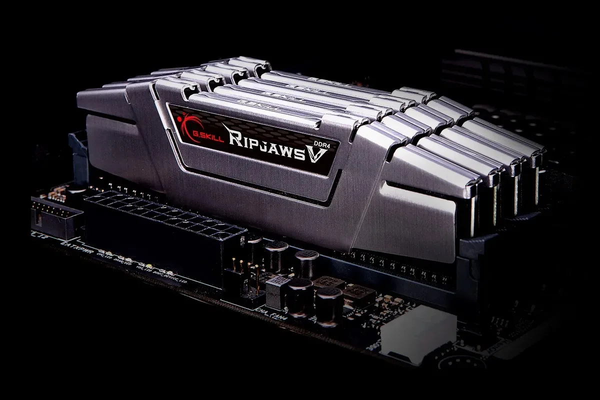 Чотири планки оперативної пам’яті G.Skill Ripjaws V DDR4, встановлені в слоти материнської плати