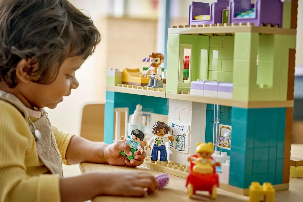 Конструктор LEGO DUPLO Современный семейный дом 3 в 1 с фигурками (10470) — фото 6