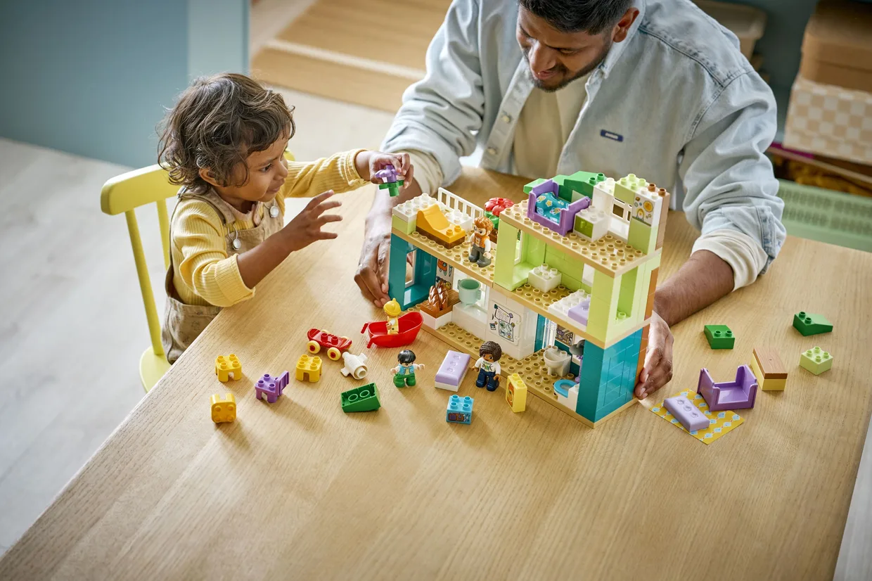 Конструктор LEGO DUPLO Современный семейный дом 3 в 1 с фигурками (10470) — фото 7