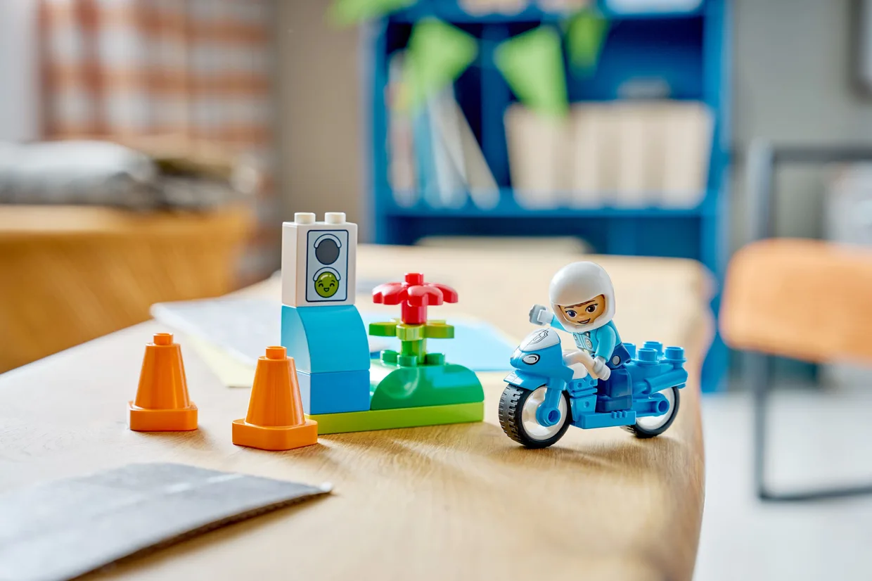 Конструктор LEGO DUPLO Синій поліцейський мотоцикл (10471) — фото 3
