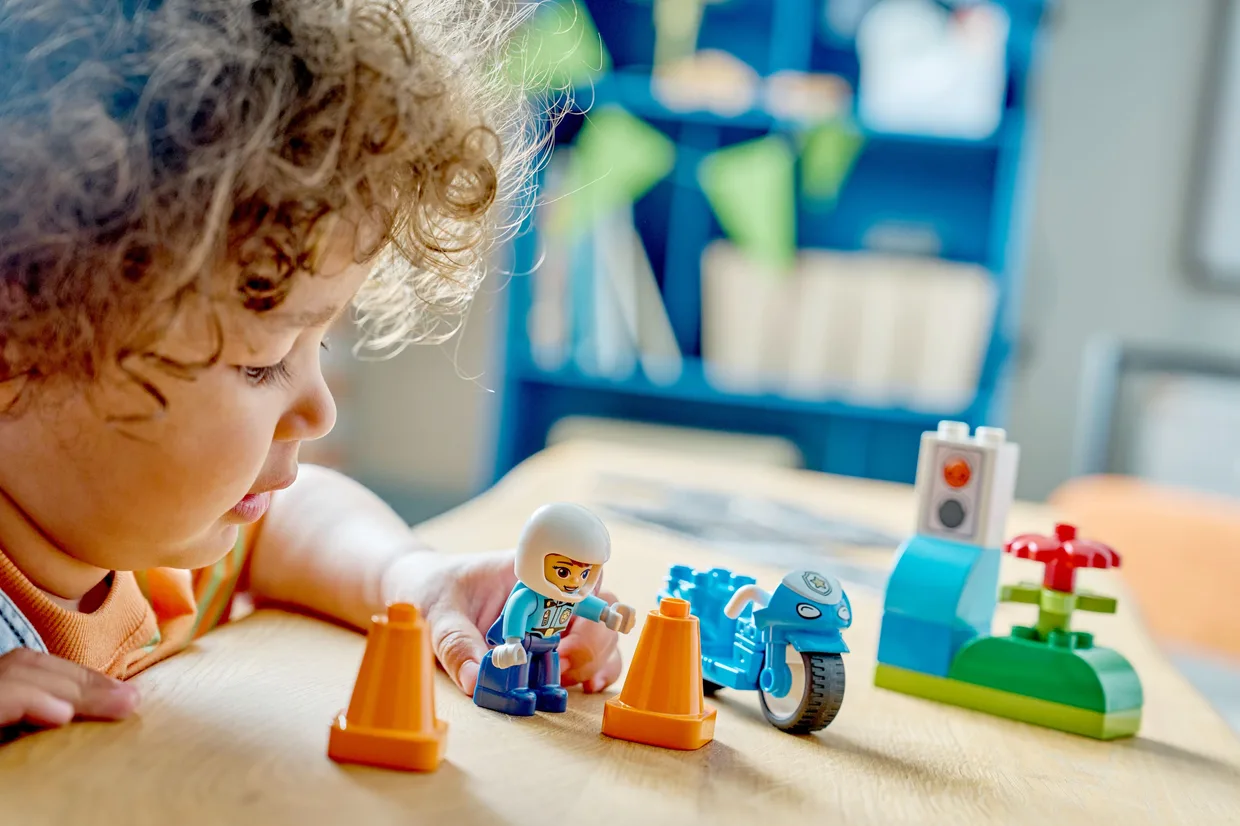 Конструктор LEGO DUPLO Синій поліцейський мотоцикл (10471) — фото 4