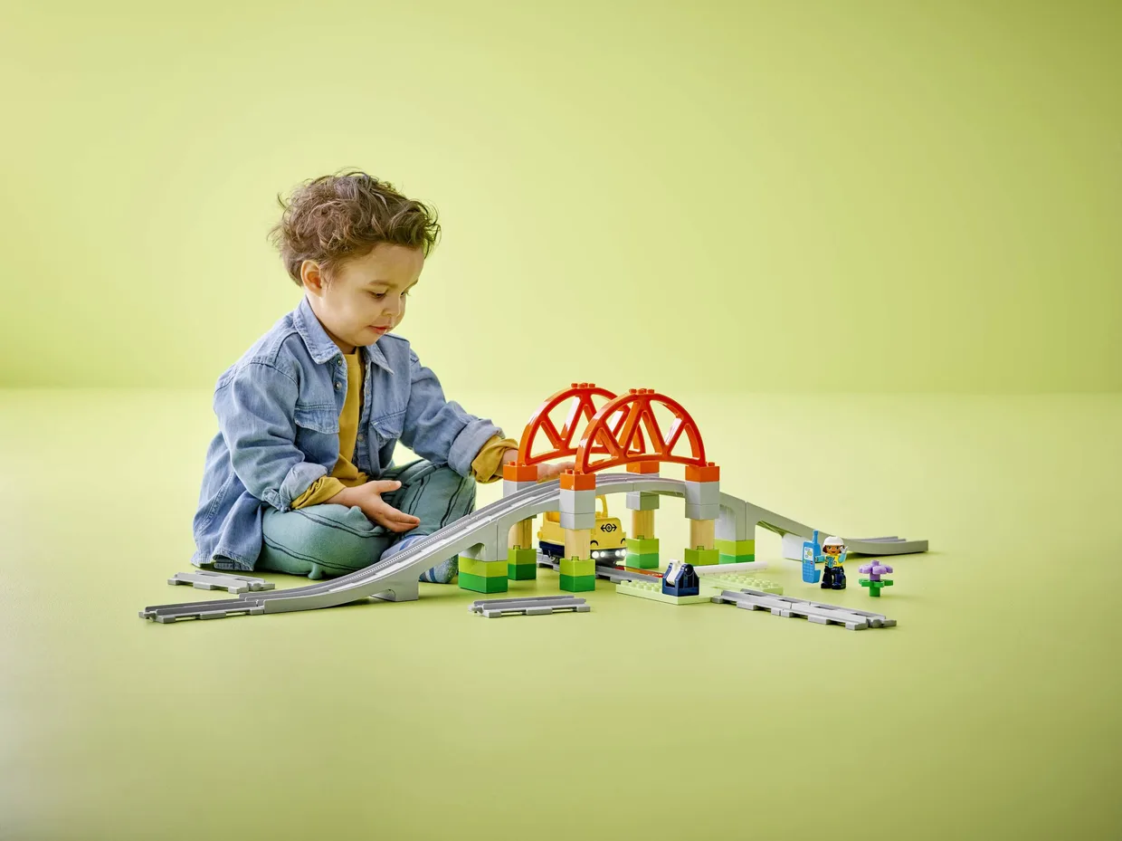 Конструктор LEGO DUPLO Дополнительный набор «Железнодорожный мост и рельсы» (10426) — фото 3