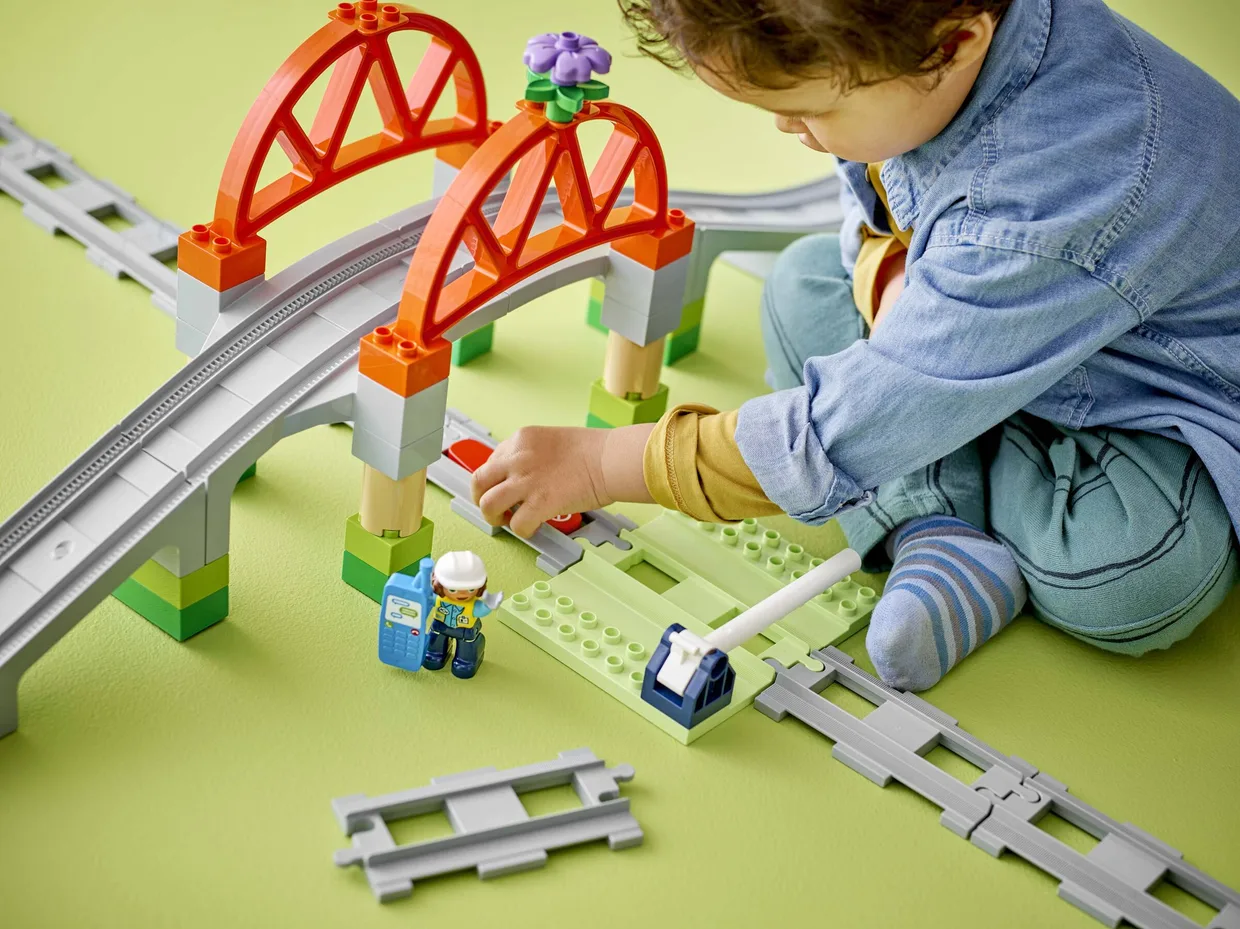 Конструктор LEGO DUPLO Дополнительный набор «Железнодорожный мост и рельсы» (10426) — фото 4