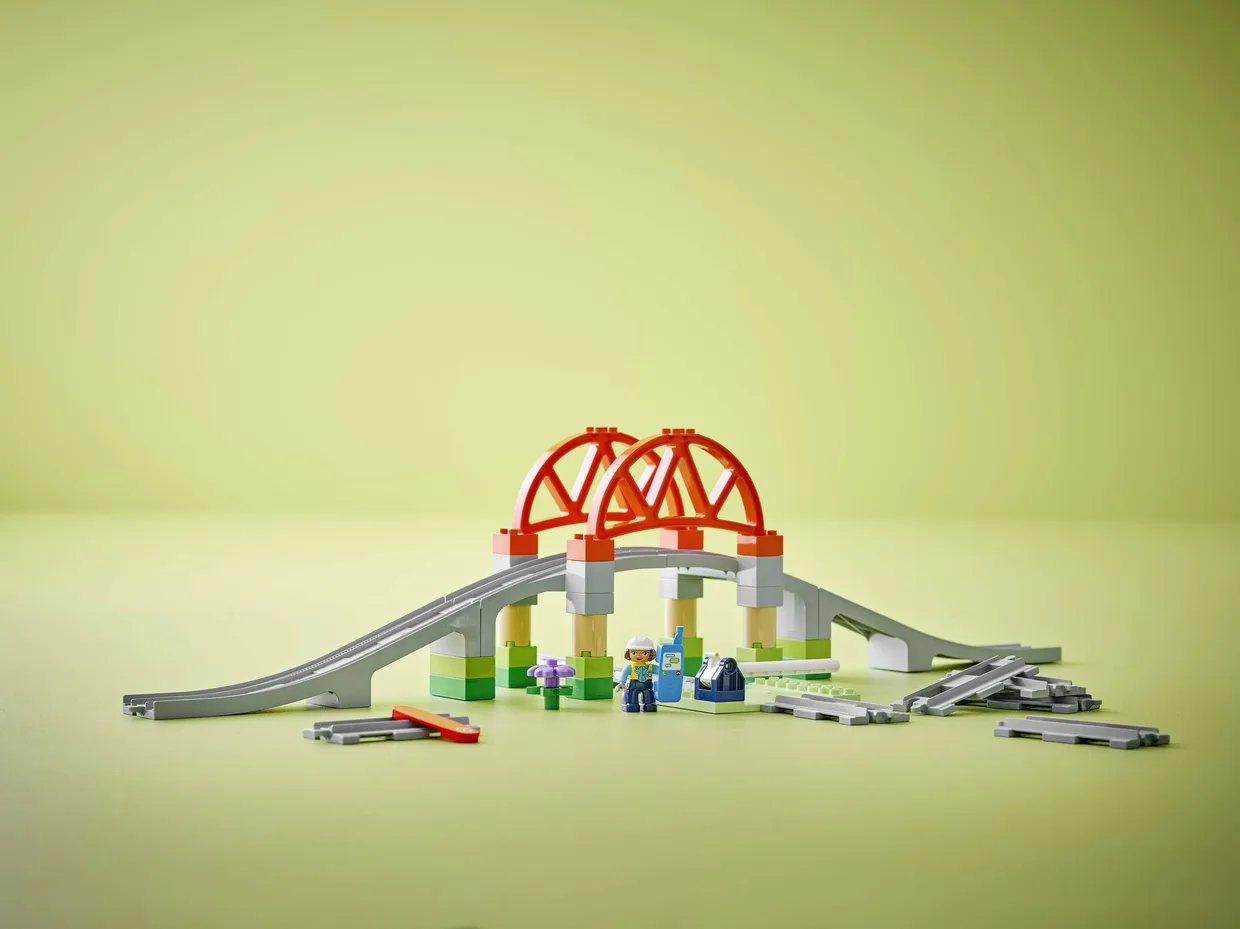 Конструктор LEGO DUPLO Дополнительный набор «Железнодорожный мост и рельсы» (10426) — фото 6
