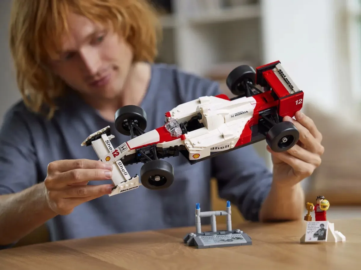 Конструктор LEGO Icons McLaren MP4/4 и Айртон Сенна (10330) — фото 7