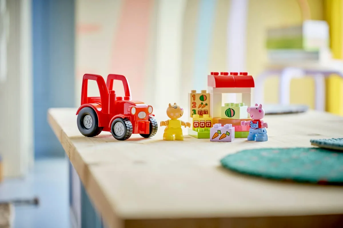 Конструктор LEGO DUPLO Peppa Pig Трактор і ринок (10468) — фото 6