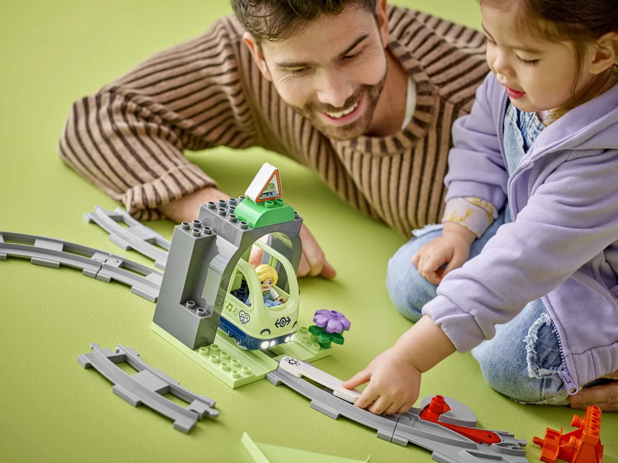 Конструктор LEGO DUPLO Дополнительный набор «Железнодорожный туннель и рельсы» (10425) — фото 5
