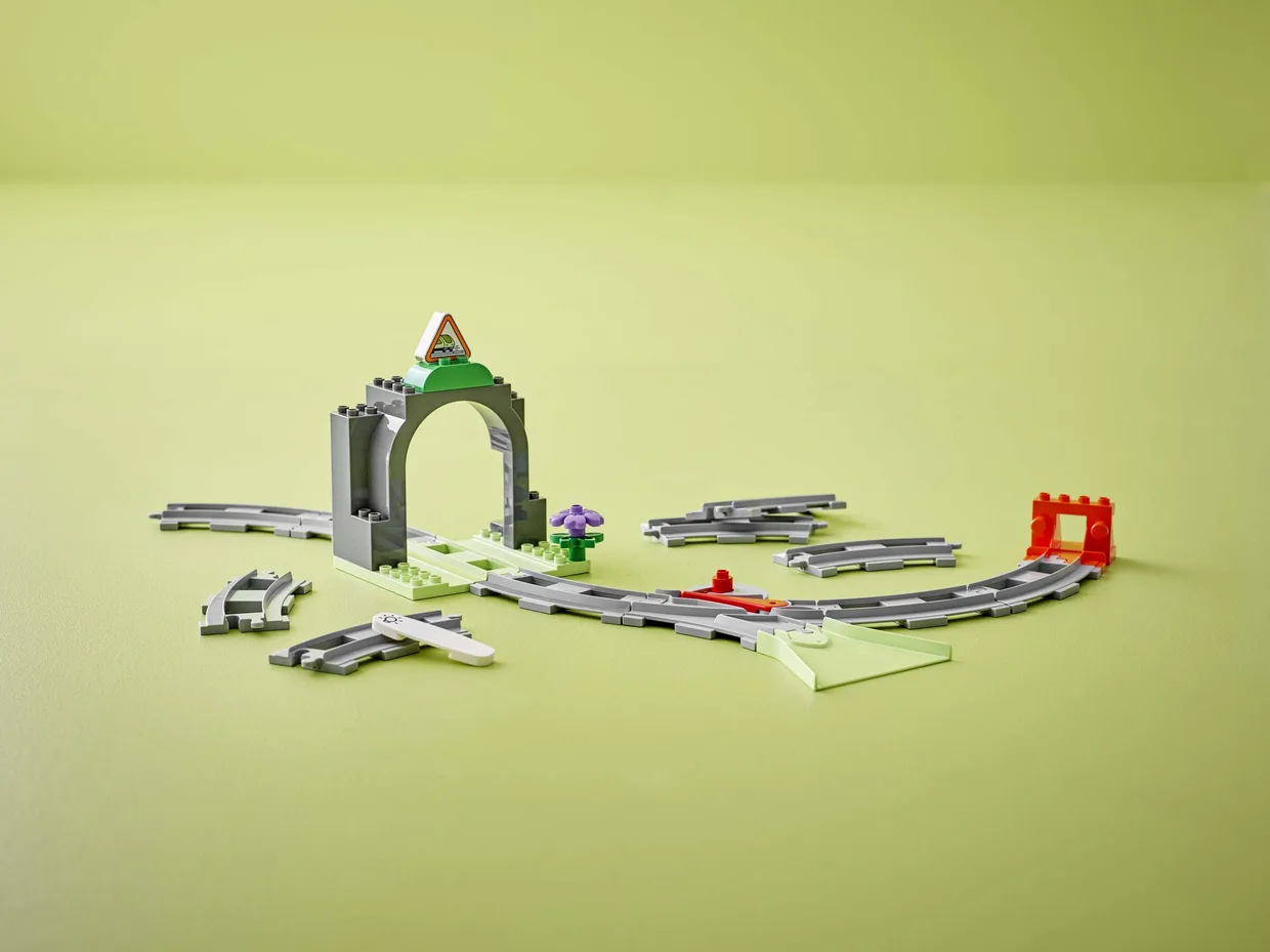 Конструктор LEGO DUPLO Дополнительный набор «Железнодорожный туннель и рельсы» (10425) — фото 7
