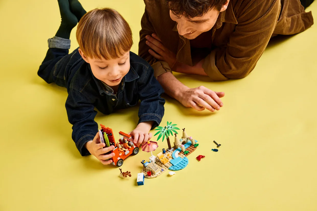 Конструктор LEGO Bluey Пляж и семейная поездка на автомобиле Блуи (11202) — фото 5