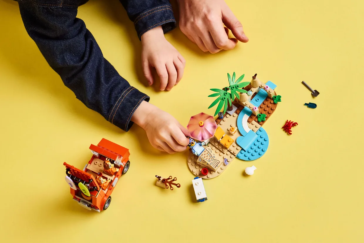 Конструктор LEGO Bluey Пляж и семейная поездка на автомобиле Блуи (11202) — фото 6