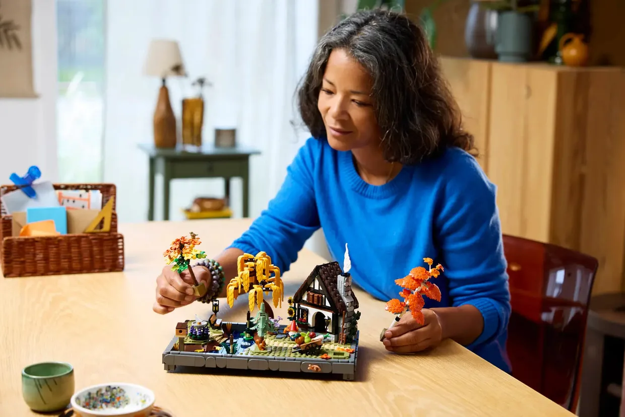 Конструктор LEGO Icons Осенний сад у коттеджа (11372) — фото 13