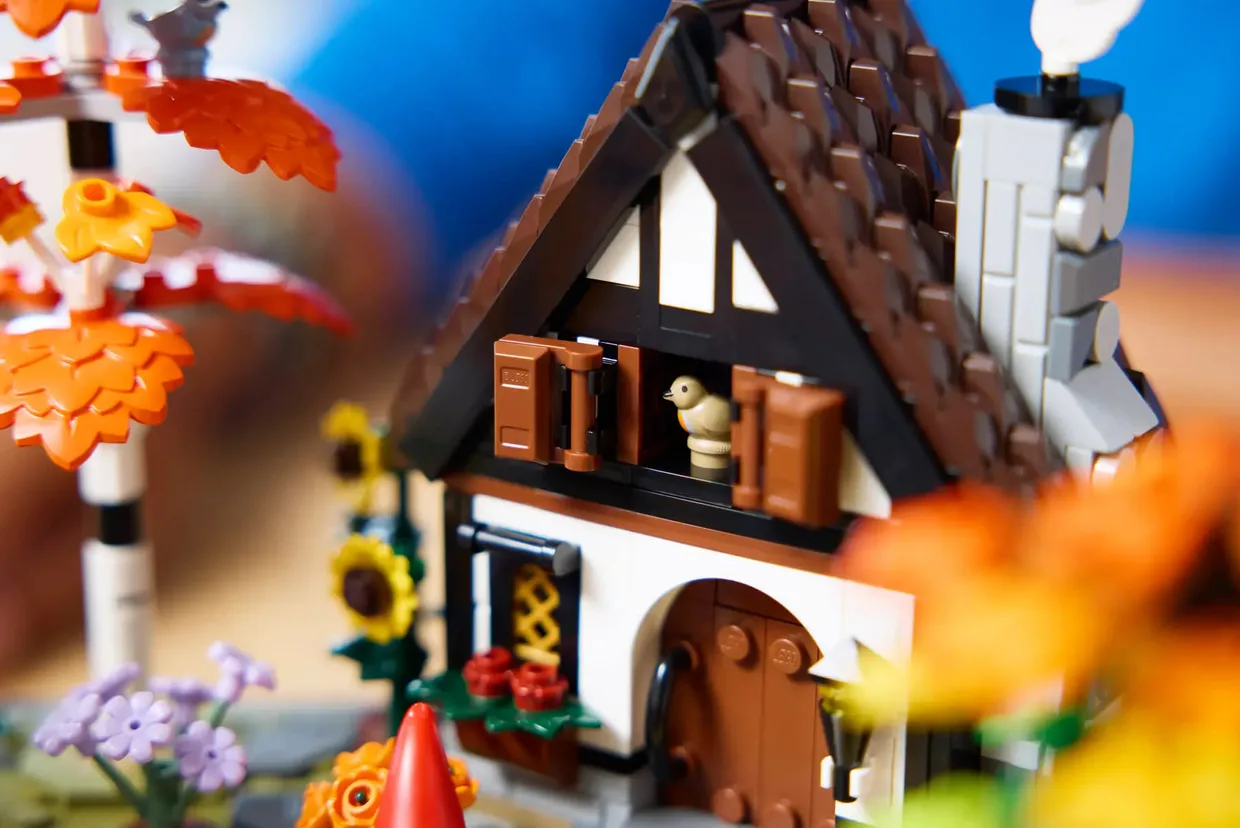 Конструктор LEGO Icons Осенний сад у коттеджа (11372) — фото 15