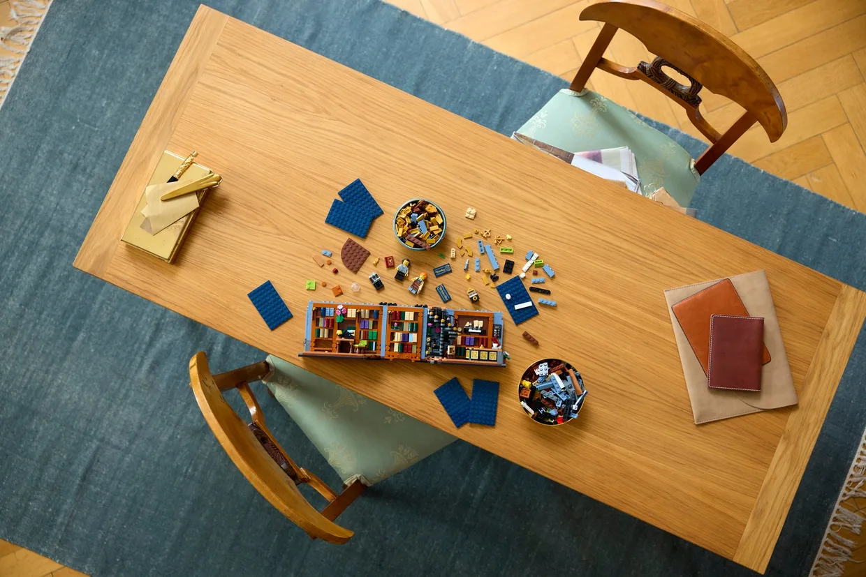 Конструктор LEGO Icons Книжная лавка: книжный уголок (11379) — фото 11