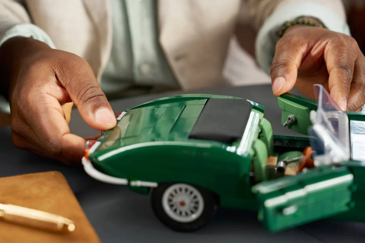 Конструктор LEGO Icons Jaguar E-Type (11381) — фото 17