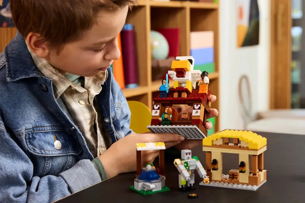 Конструктор LEGO Minecraft Нападение гаста-воздушного шара на деревню (21273) — фото 9