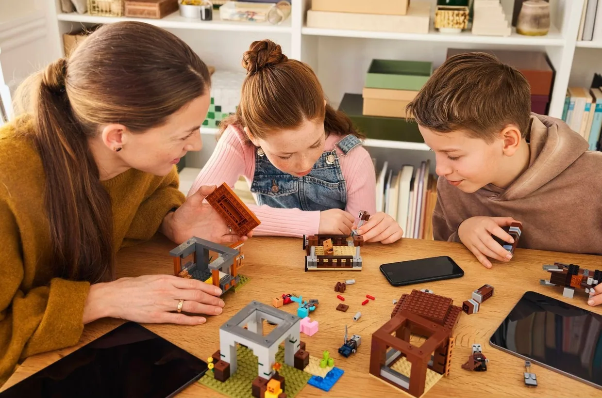 Конструктор LEGO Minecraft Аванпост разбойников и разоритель (21278) — фото 7
