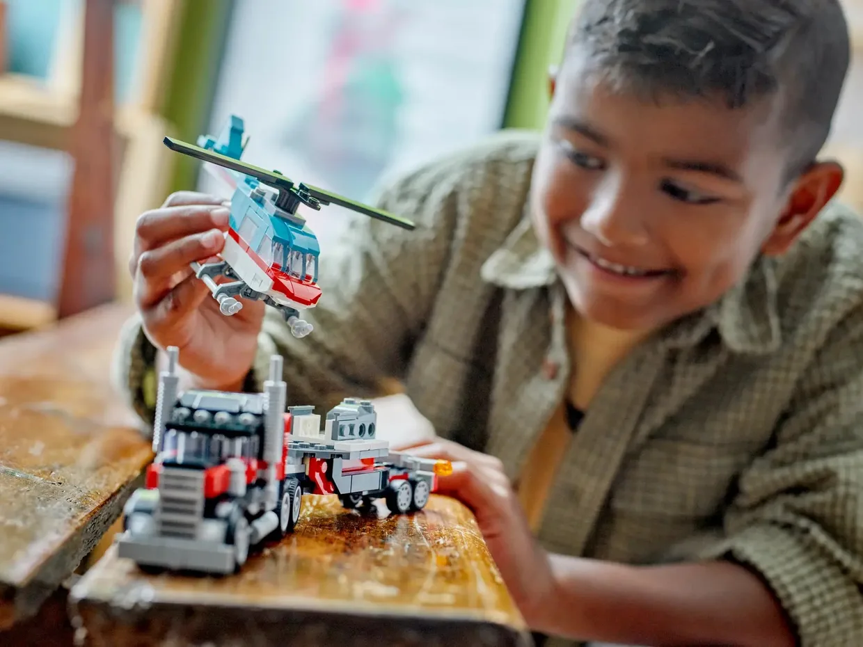 Конструктор LEGO Creator 3 в 1 Бортова вантажівка з гелікоптером (31146) — фото 7