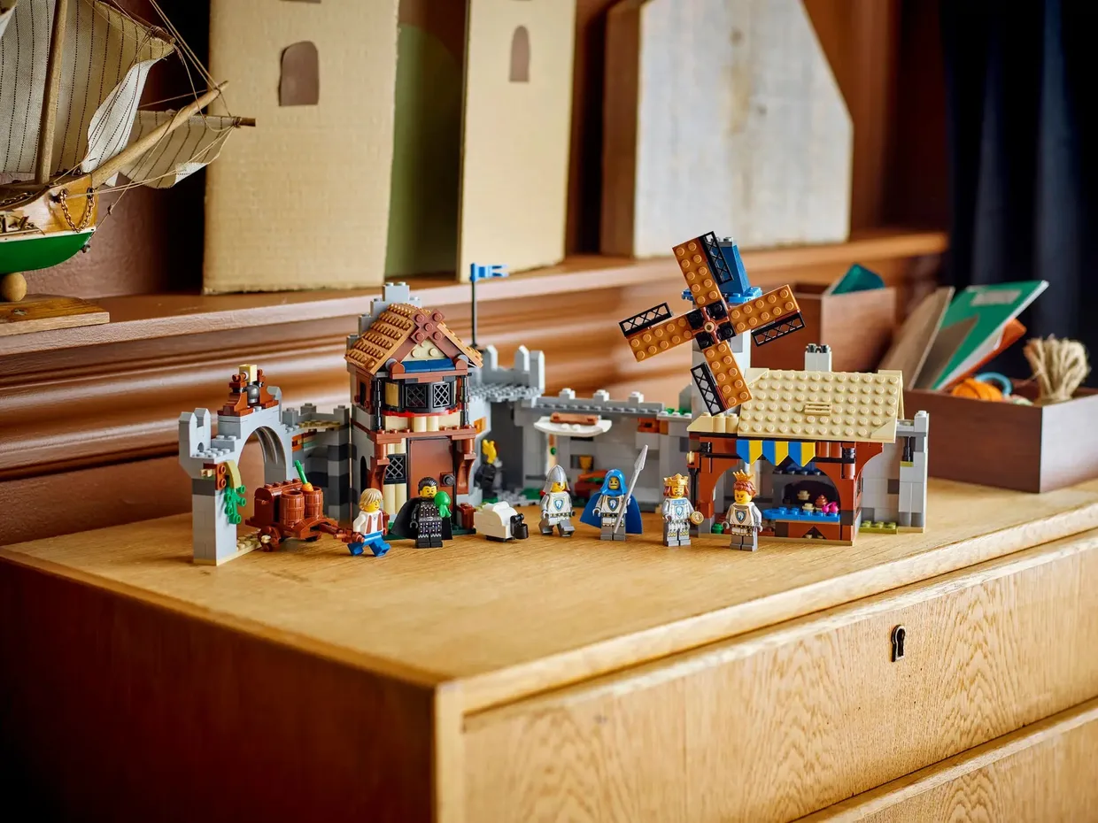Конструктор LEGO Creator 3 в 1 Средневековый замок с рыцарем на коне (31168) — фото 9