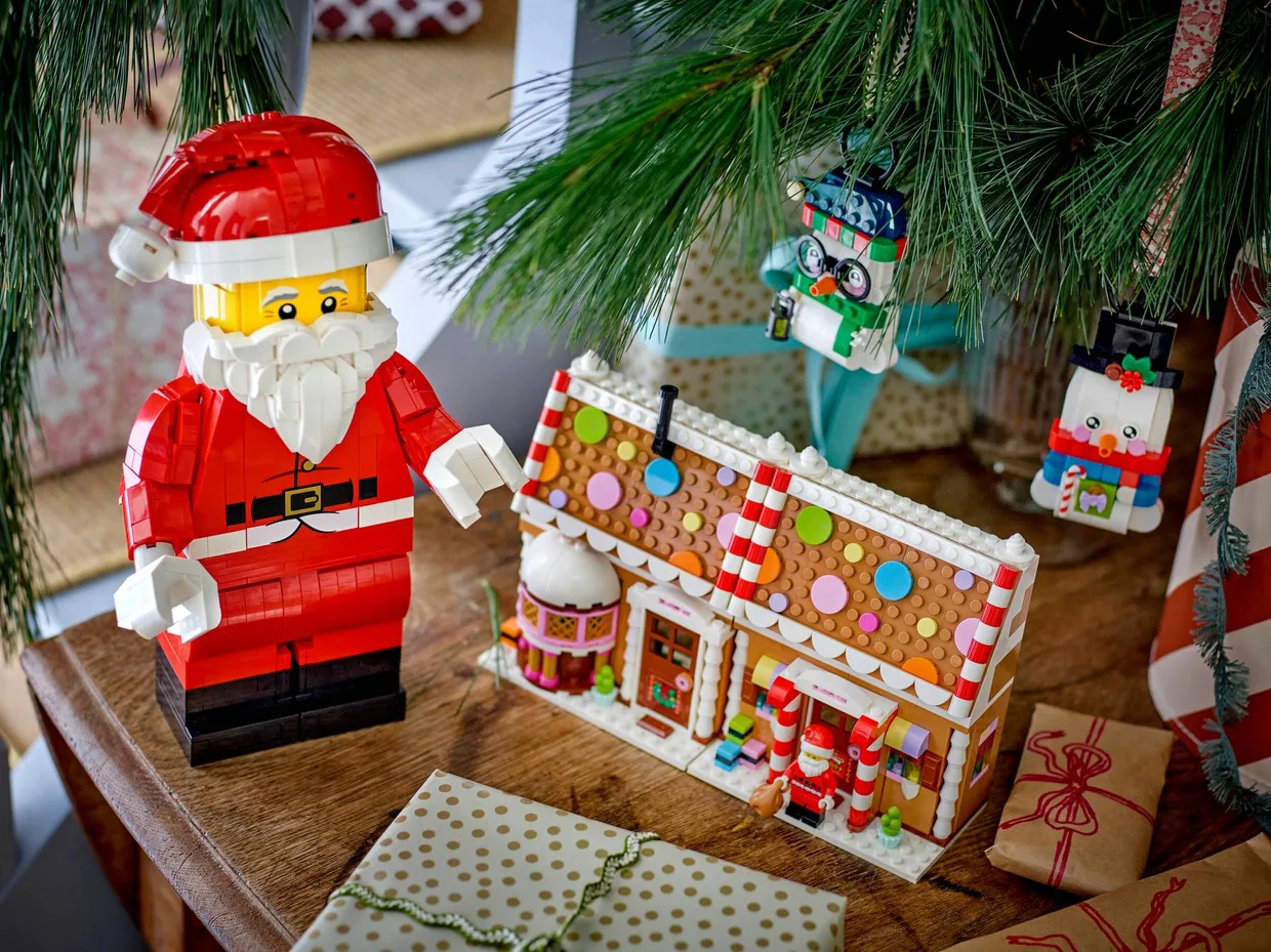 Конструктор LEGO Iconic Увеличенная минифигурка Санты (40820) — фото 5