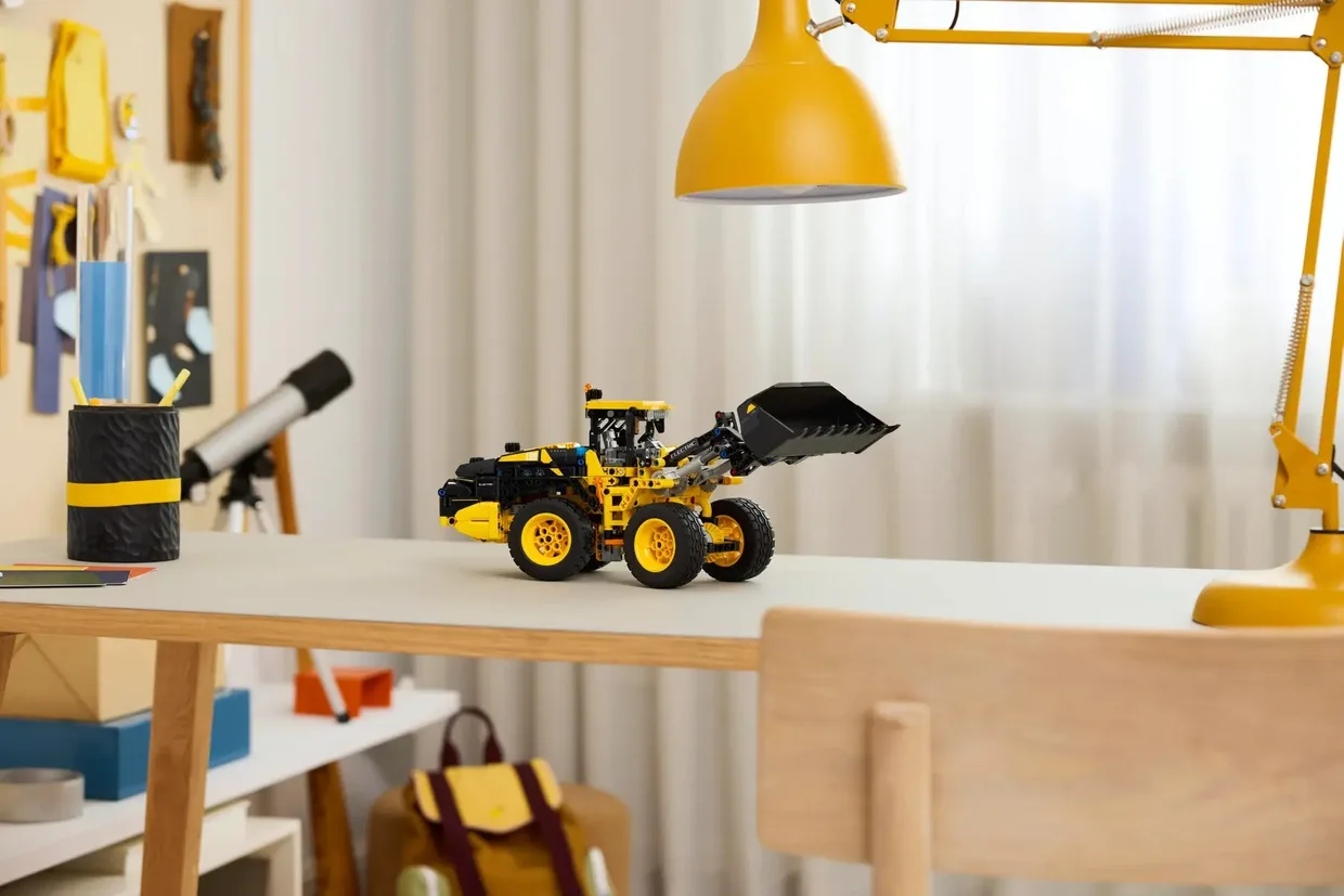 Конструктор LEGO Technic Колёсный погрузчик Volvo L120 Electric (42209) — фото 3