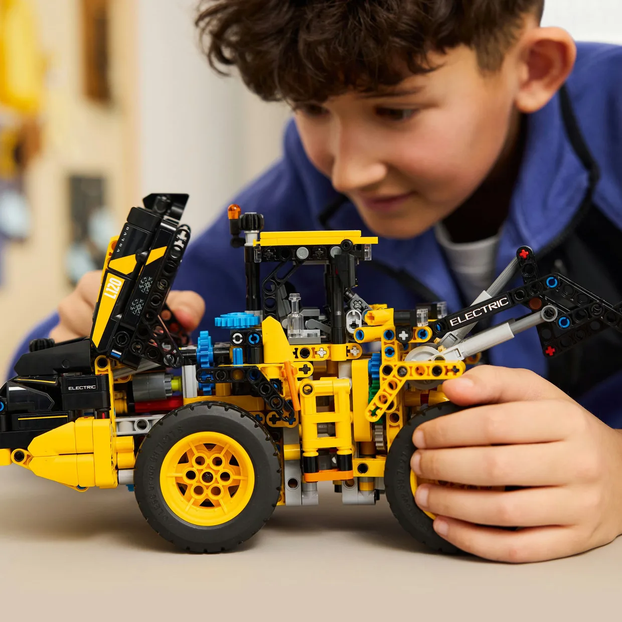 Конструктор LEGO Technic Колёсный погрузчик Volvo L120 Electric (42209) — фото 4