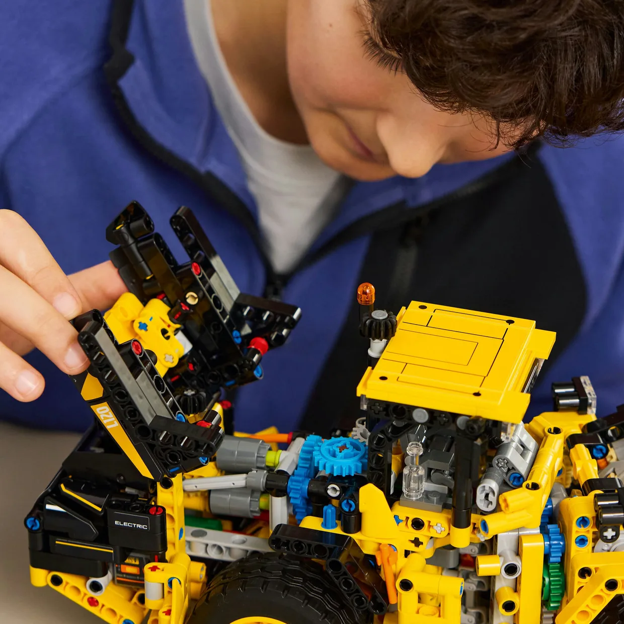 Конструктор LEGO Technic Колёсный погрузчик Volvo L120 Electric (42209) — фото 5