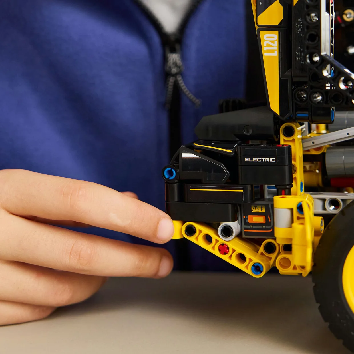 Конструктор LEGO Technic Колёсный погрузчик Volvo L120 Electric (42209) — фото 6