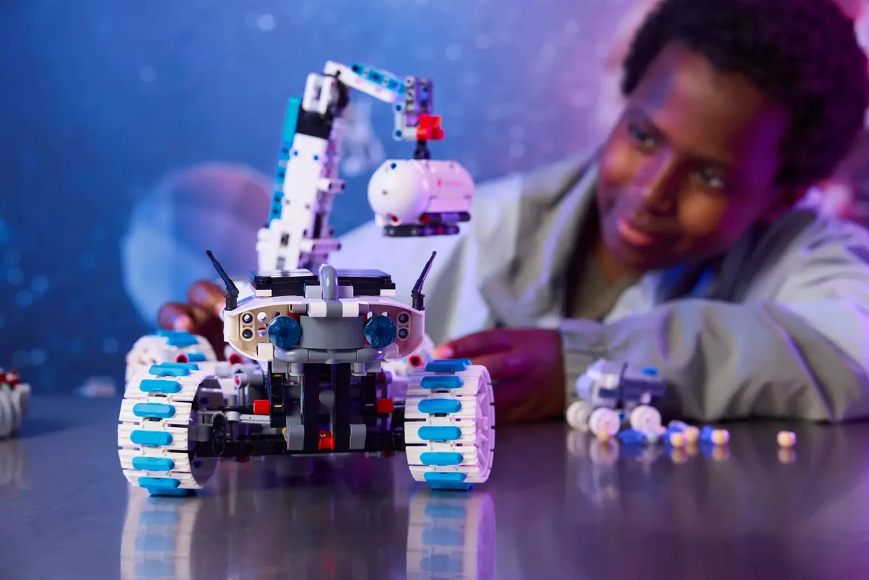 Конструктор LEGO Technic Луноход Lunar Outpost (42211) — фото 8