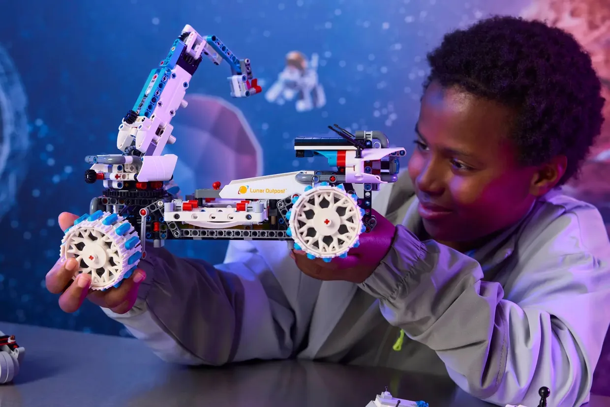 Конструктор LEGO Technic Луноход Lunar Outpost (42211) — фото 9