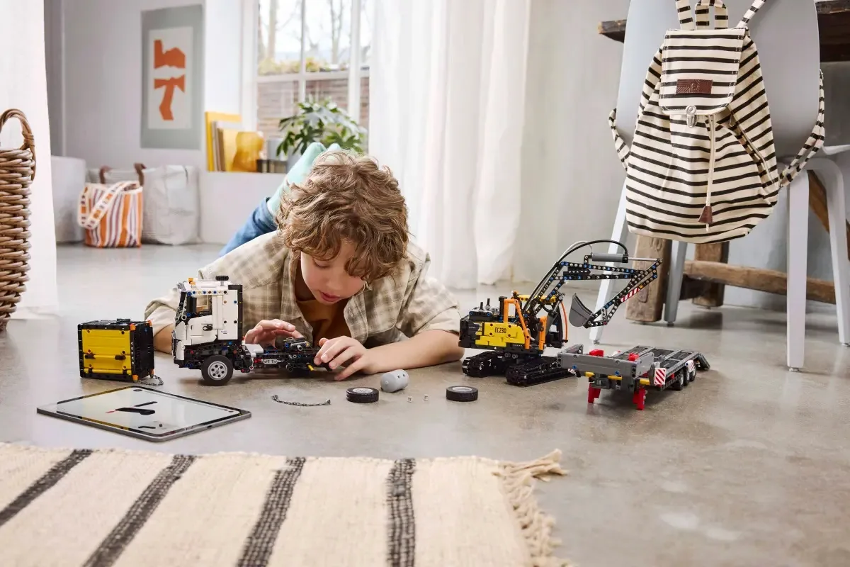 Конструктор LEGO Technic Грузовик Volvo FMX и электрический экскаватор EC230 (42175) — фото 7