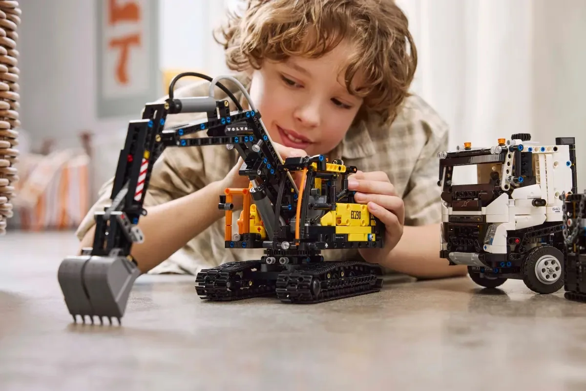 Конструктор LEGO Technic Грузовик Volvo FMX и электрический экскаватор EC230 (42175) — фото 8