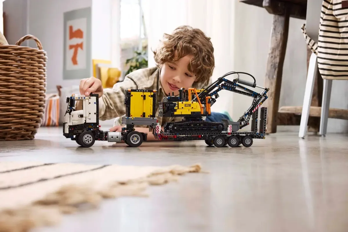 Конструктор LEGO Technic Грузовик Volvo FMX и электрический экскаватор EC230 (42175) — фото 9