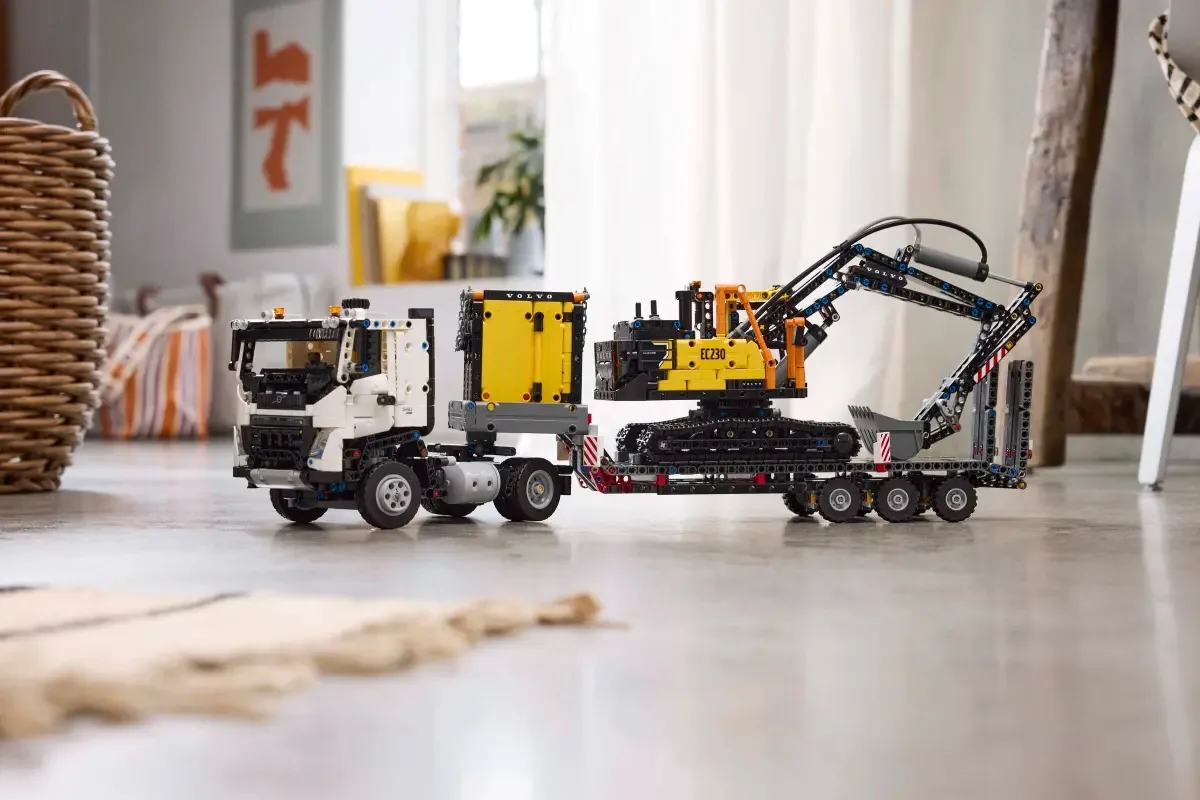 Конструктор LEGO Technic Грузовик Volvo FMX и электрический экскаватор EC230 (42175) — фото 10