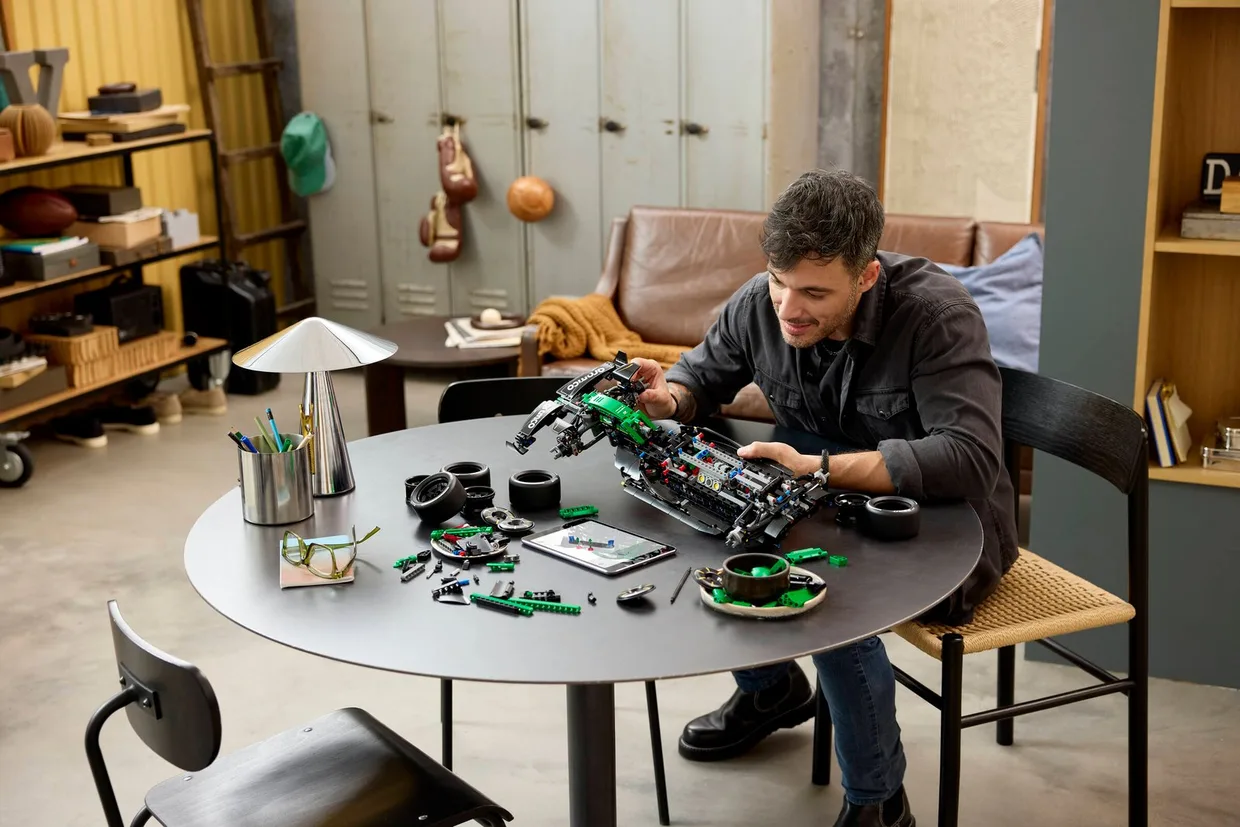 Конструктор LEGO Technic Автомобиль Формулы-1 Aston Martin Aramco AMR25 (42240) — фото 7