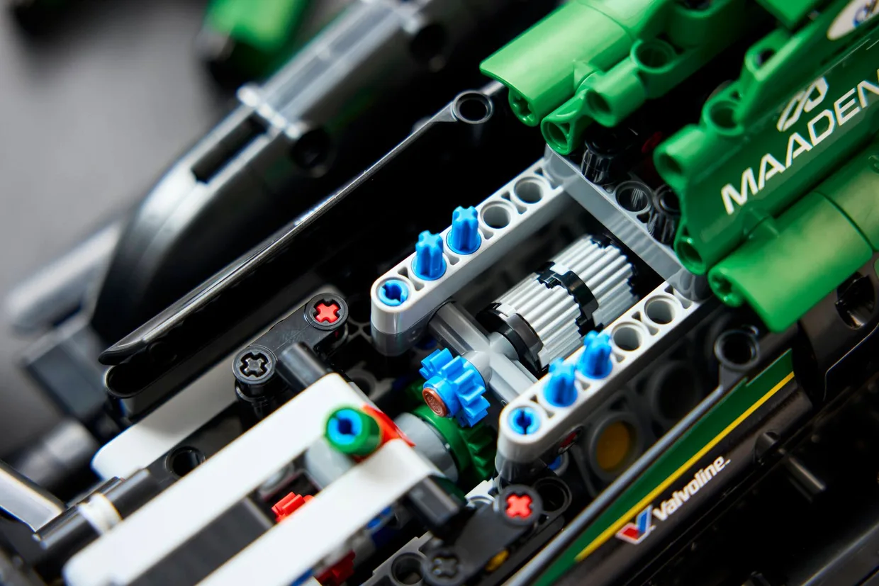 Конструктор LEGO Technic Автомобиль Формулы-1 Aston Martin Aramco AMR25 (42240) — фото 8