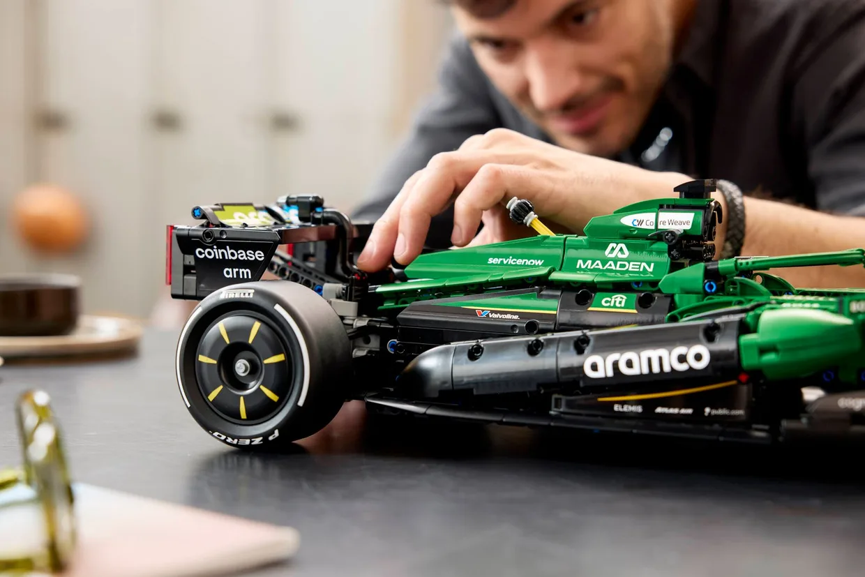Конструктор LEGO Technic Автомобиль Формулы-1 Aston Martin Aramco AMR25 (42240) — фото 10
