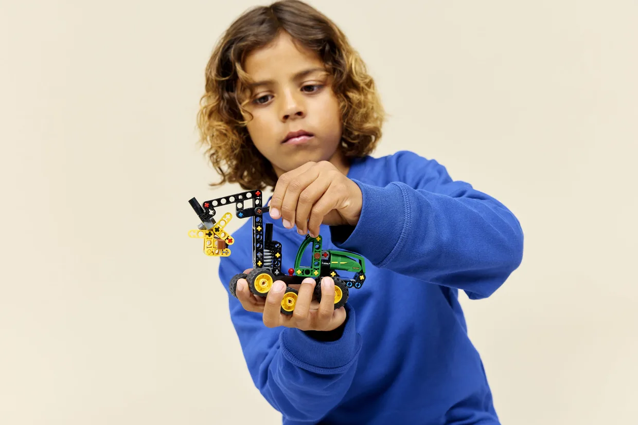 Конструктор LEGO Technic Колёсный харвестер John Deere 1470H (42218) — фото 5