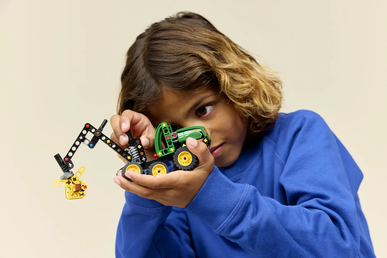 Конструктор LEGO Technic Колёсный харвестер John Deere 1470H (42218) — фото 6