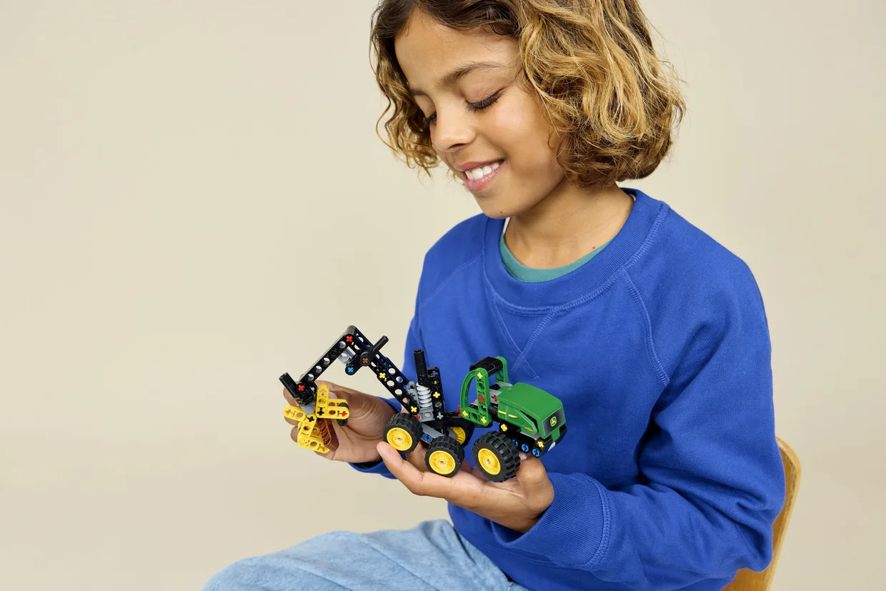Конструктор LEGO Technic Колёсный харвестер John Deere 1470H (42218) — фото 9