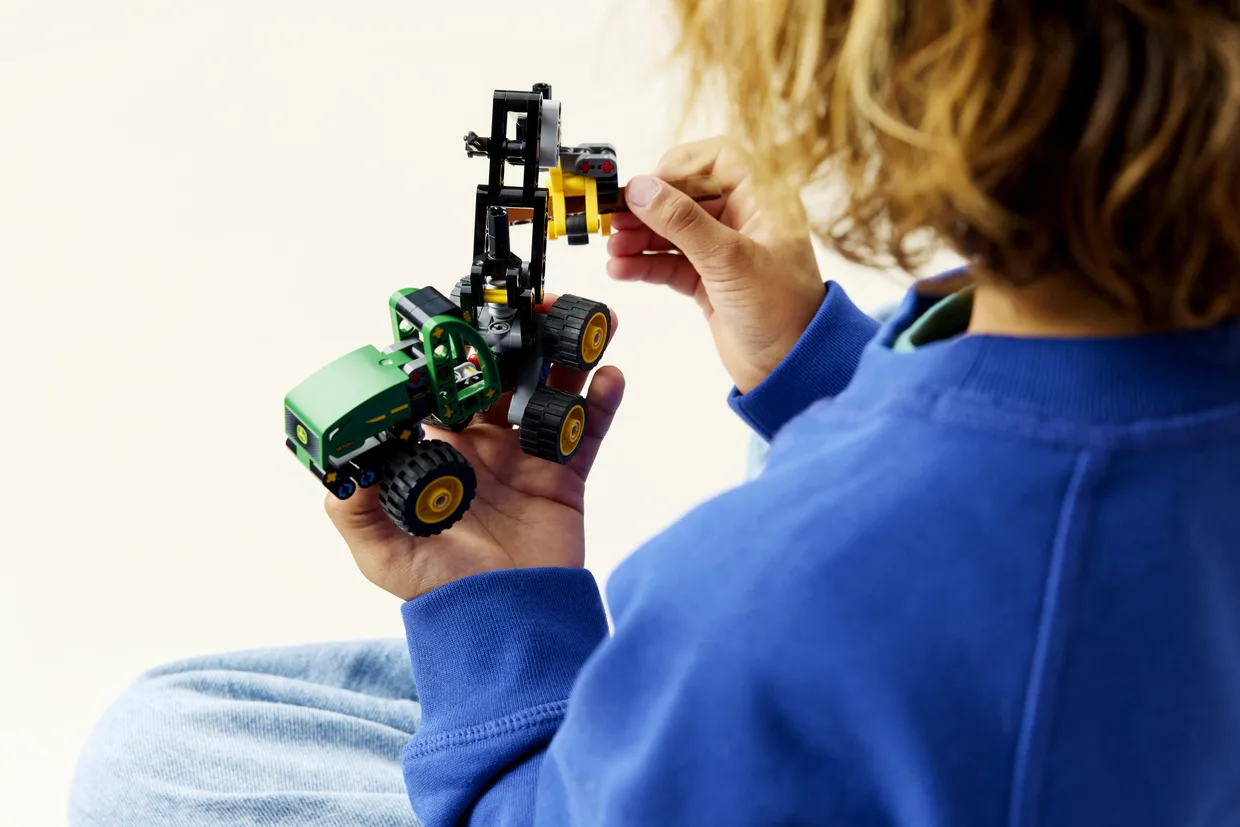 Конструктор LEGO Technic Колёсный харвестер John Deere 1470H (42218) — фото 10
