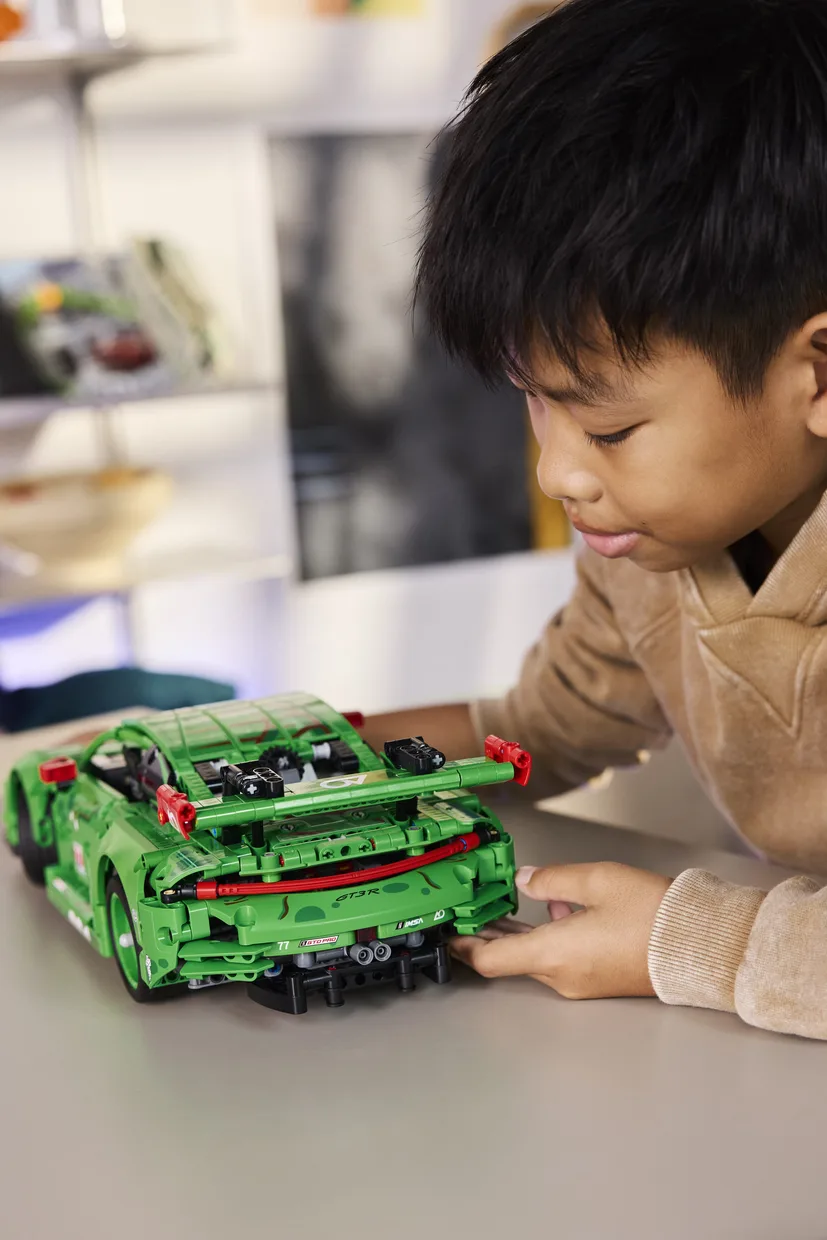 Конструктор LEGO Technic Автомобіль Porsche 911 GT3 R REXY AO Racing (42224) — фото 8