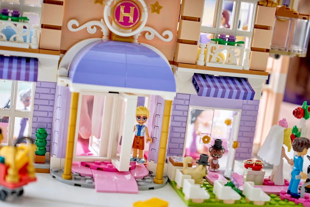 Конструктор LEGO Friends Гранд-готель у Хартлейк-Сіті (42704) — фото 10