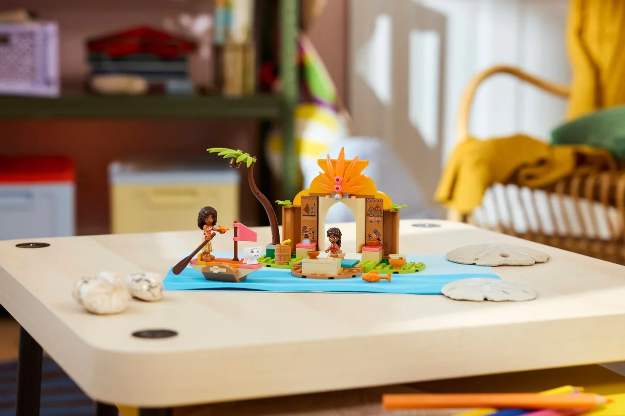 Конструктор LEGO Disney Princess Деревенский домик и лодка (43282) — фото 9